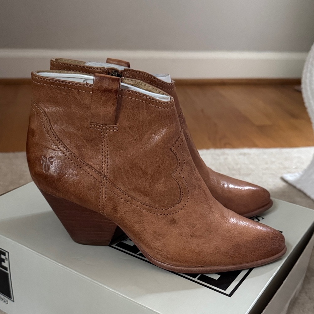 Frye Reina bootie beige 8M - Excellent